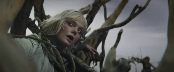 那就是埃勒·范甯（Elle Fanning）眼中的weyland Yutani徽標。她是合成器嗎？