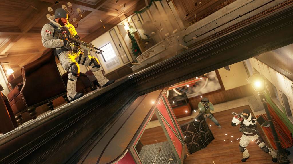 虹彩六號：圍攻行動，兩名士兵向上射擊另一名敵方士兵。